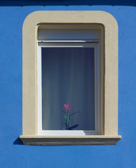 Modernisiertes Fenster mit Rollladen und Sandsteinfensterbank