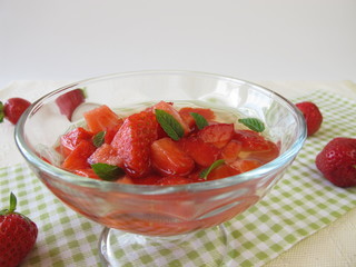 Bowle mit Erdbeeren und frischer Minze