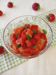 Bowle mit Erdbeeren und frischer Minze