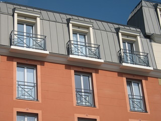 Immeuble récent - façade ocre