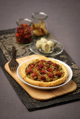 tart with artichokes and sun-dried tomatoes