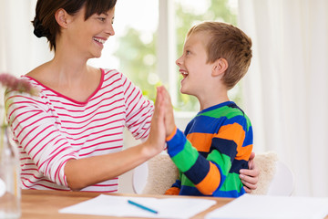 mutter und sohn klatschen ab