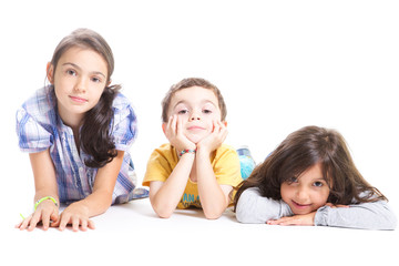 bambini sdraiati a terra