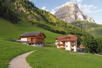 Fototapeta na wymiar footpath in picturesque alpine village Colfosco