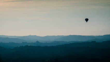 Mongolfiera in volo sulle colline delle Langhe