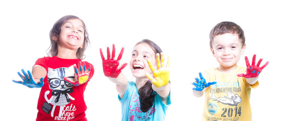 Obraz na płótnie Canvas bambini con mani colorate