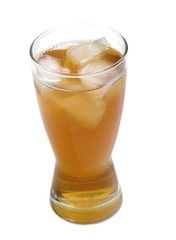 Eistee mit Eiswürfel im Glas