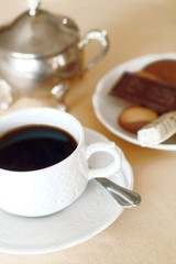 Kaffeegedeck mit Gebäck