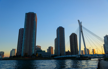 Fototapeta premium Okawabata Rivercity 21 in Tokyo at dusk