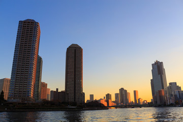 Naklejka premium Okawabata Rivercity 21 in Tokyo at dusk