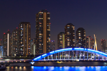Fototapeta premium Eitai bridge and Okawabata Rivercity 21 in Tokyo at dusk