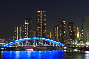 Fototapeta premium Most Eitai i Okawabata Rivercity 21 w Tokio o zmierzchu