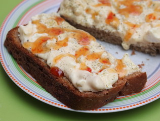 Brot mit Eiersalat