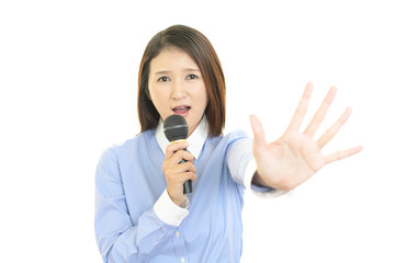 禁止の意思表示をする女性