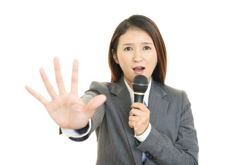 禁止の意思表示をする女性