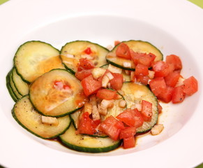 Gurkensalat mit Tomate