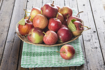 Cesta de manzanas recién recolectadas en la mesa de la cocina