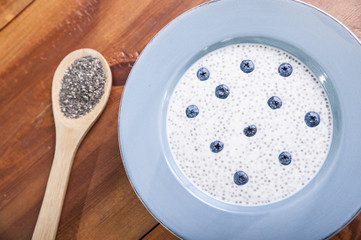 Chiasamen in Mandelmilch mit Heidelbeeren