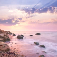 Selbstklebende Fototapete Meer / Sonnenuntergang Dawn Sunrise Landschaft über schöne felsige Küste im Meer