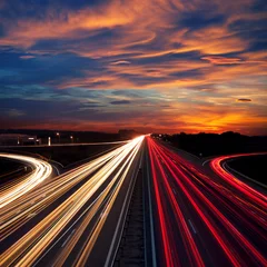 Papier Peint photo Autoroute dans la nuit Trafic de vitesse à l& 39 heure dramatique du coucher du soleil - sentiers lumineux