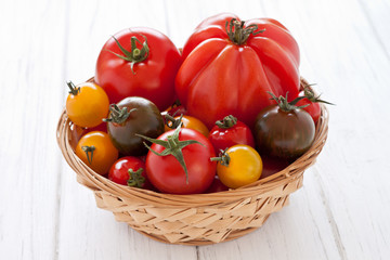Korb mit bunten Tomaten
