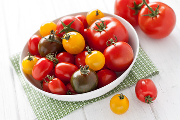 Teller mit bunten Tomaten