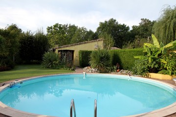 jardin exotique et piscine circulaire