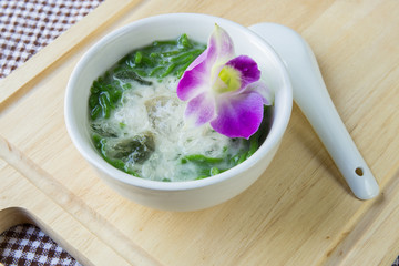 Lod chong, rice noodles made of rice eaten with coconut cream