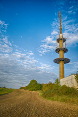 Fototapeta premium Fernsehturm im feld