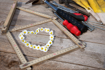 Herz aus Kamille mit einem Zollstock