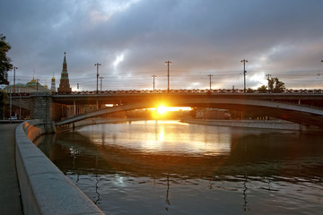 Fototapeta na wymiar First rays of sunlight under the big stone bridge near Kremlin