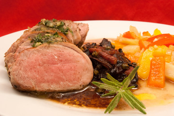 Schweinefilet in Pilz-Speck-Pfeffer-Sauce mit Sommergemüse