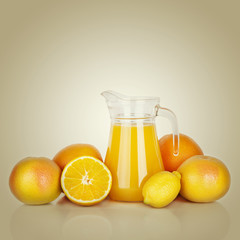 Orange juice and slices of orange