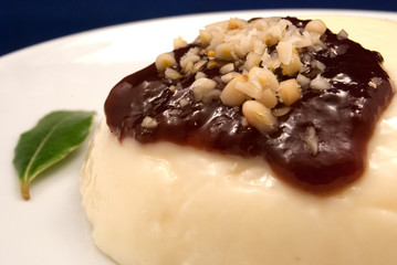 Vanillepudding mit Pflaumenmarmelade
