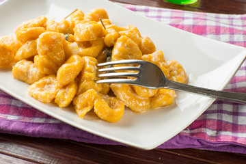 Gnocchi di zucca conditi nel piatto