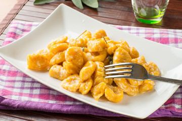 Gnocchi di zucca conditi nel piatto