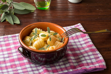 Gnocchi di ricotta nel coccio su un tavolo