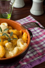 Gnocchi di ricotta e di zucca misti nel tegame di coccio