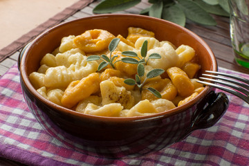 Gnocchi di ricotta e di zucca misti nel tegame di coccio