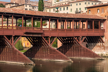Scorcio di Bassano del grappa con fiume ponte e palazzi