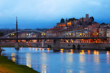 Obraz premium Evening view of Ebro with bridge and Suda Castle in Tortosa.