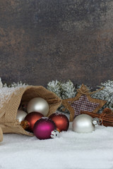 Naklejka na ściany i meble Weihnachtskugeln im Schnee
