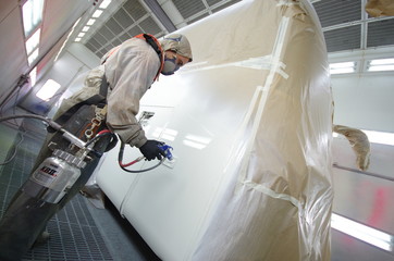 autocar en cabine de peinture