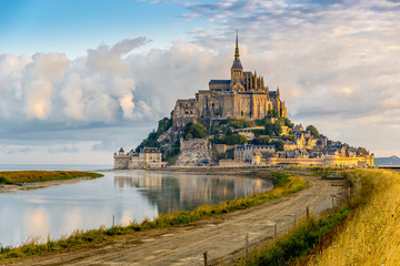 Mont Saint-Michel in morning light - obrazy, fototapety, plakaty