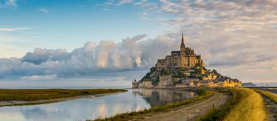 Papier Peint photo autocollant Lieux européens Vue panoramique au matin Mont Saint-Michel