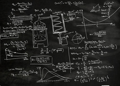 formules scientifique physique mathematique sur un tableau noir