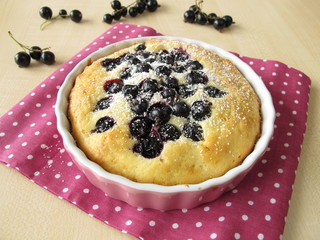 Kuchen mit schwarzen Johannisbeeren und Puderzucker