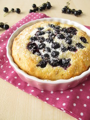 Kuchen mit schwarzen Johannisbeeren und Puderzucker