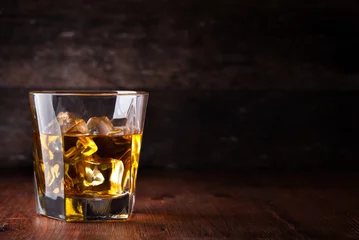 Fotobehang Alcohol Glas scotch whisky en ijs