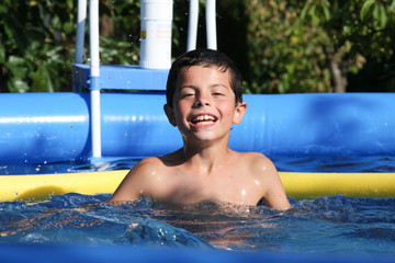 Enfant dans une piscine gonflable